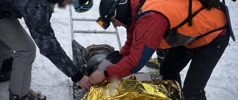 Гірські рятувальники транспортували травмованого сноубордиста