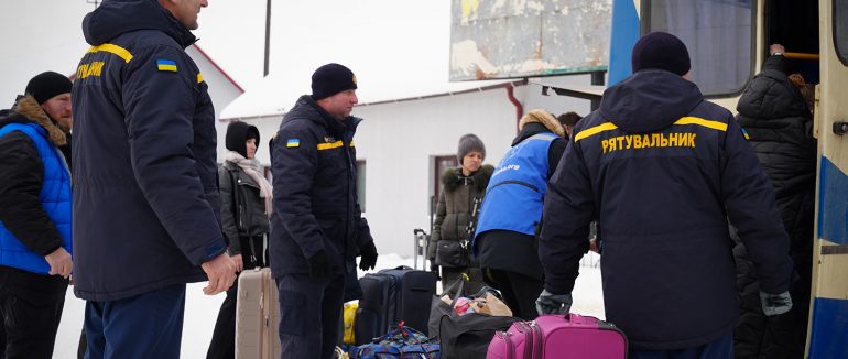 На Закарпатті зустріли евакуаційний поїзд із родиною з Донеччини