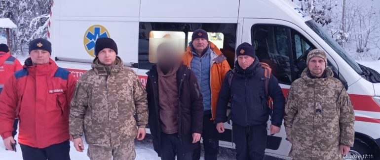 Намагався пробратися до Румунії: на Закарпатті врятували 24-річного чоловіка, який заблукав у горах