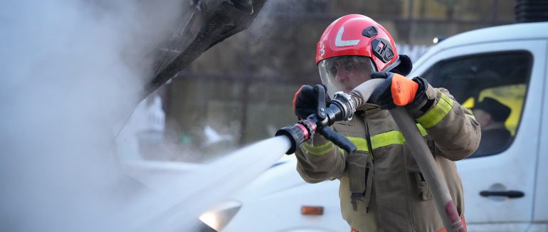 Ужгородські рятувальники ліквідували пожежу в автомобілі