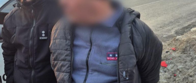 Поліція Тячівщини розшукала зловмисника, який зірвав портрети загиблих захисників України