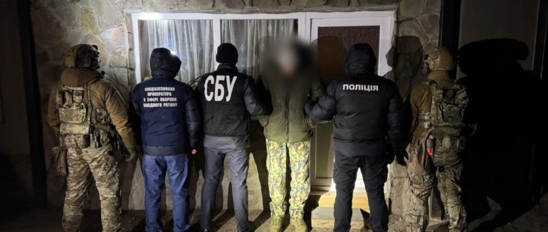 Продавали гранатомет, автомати та гранати: на Закарпатті заблокували три канали збуту бойової зброї