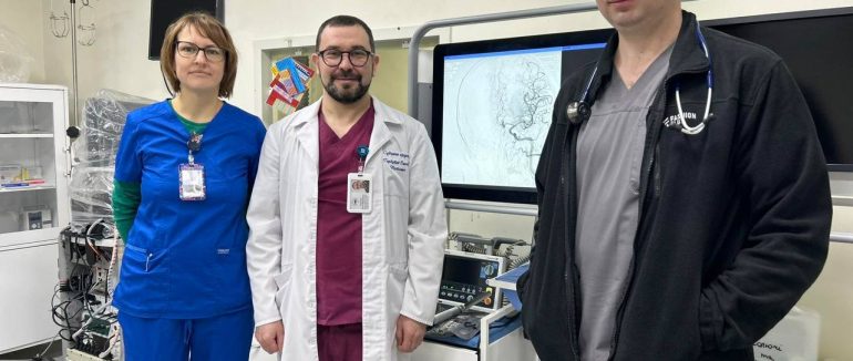 У Мукачеві лікарі провели рідкісну операцію та врятували життя 83-річної жінки