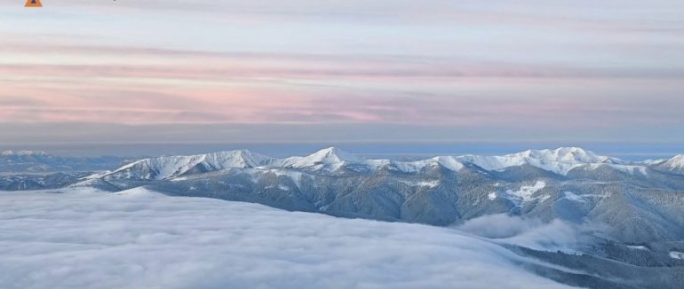 Світанок над «Карпатським морем»: рятувальники поділилися фото з гори Піп Іван Чорногірський