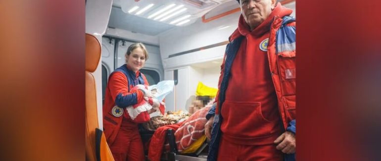 На Закарпатті медики «швидкої» прийняли пологи посеред засніженої гірської дороги