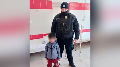 У Мукачеві патрульні на вулиці виявили 4-річного хлопчика, якого залишила сестра
