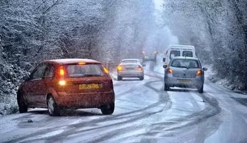 Дороги Закарпаття вкрила ожеледиця: водіїв попереджають про небезпеку