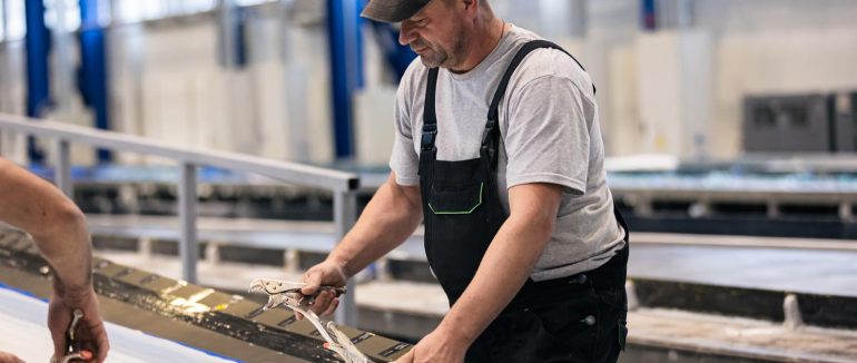 У 2025 році на Закарпатті налагодили перше в Україні серійне виробництво лопатей для вітроелектростанцій