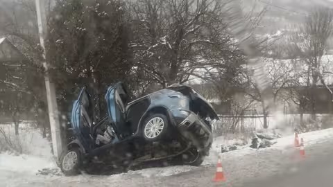 На Рахівщині авто злетіло у кювет: пасажирку деблокували рятувальники