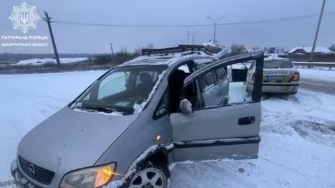 У Чопі патрульні допомогли водієві, який зʼїхав у кювет