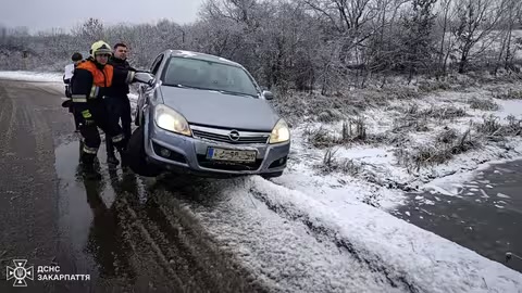 У Берегові рятувальники витягли два автомобілі: один з кювету, інший — ледь не злетів у Верке