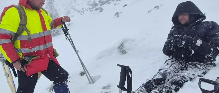 Кілька днів блукав засніженими Карпатами: рятувальники евакуювали з високогір’я 26-річного чоловіка з обмороженням