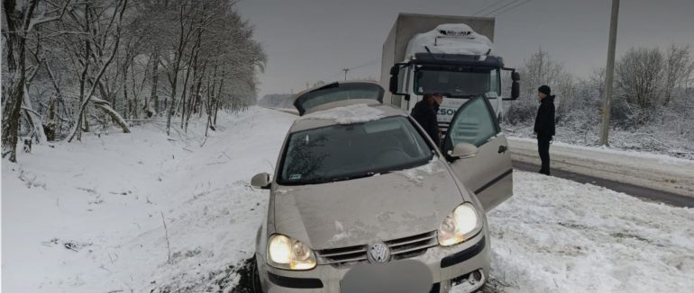 Дві операції з порятунку авто: закарпатські правоохоронці допомогли водіям у снігових пастках