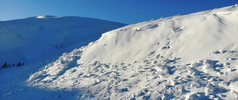 У гірських районах Закарпаття попереджають про сніголавинну небезпеку