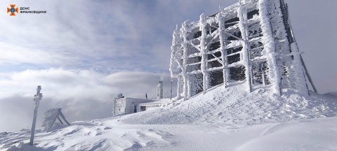 Обсерваторія «Білий слон» на світанку: на високогірʼї Карпат — 8° морозу