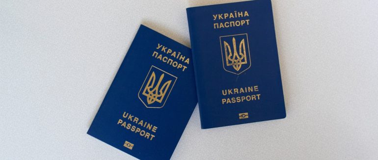 Двоє закарпатців заплатять по 34 тис. грн штрафу за хабарі при оформленні закордонних паспортів