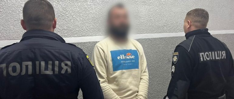 На Хустщині поліція затримала торговця нелегальною бойовою зброєю