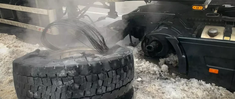 У Рахові під час руху загорілася вантажівка