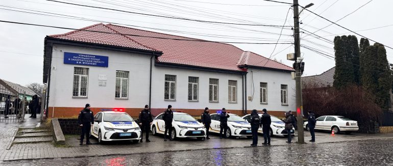 У Мукачеві патрульні поліцейські отримали чотири нові службові автомобілі Toyota