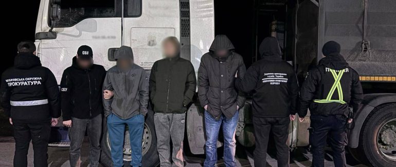Перевозив «клієнтів» до кордону у фурі: на Закарпатті затримали далекобійника