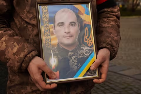 18 місяців вважався зниклим безвісти: в Ужгороді попрощалися з Героєм Олександром Шугаром