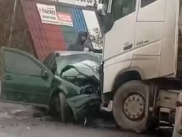 ДТП у Мукачеві: лоб у лоб зіткнулися вантажівка та легковик