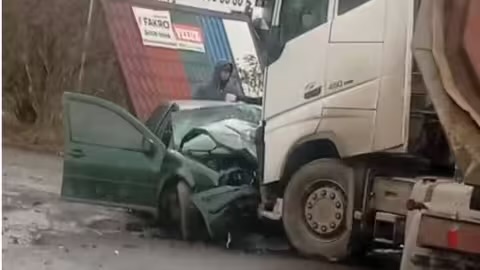 ДТП у Мукачеві: лоб у лоб зіткнулися вантажівка та легковик