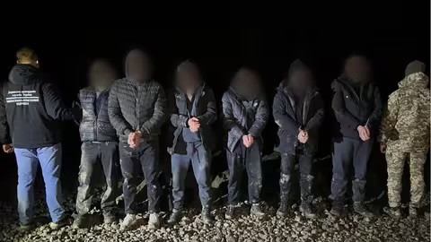 Поблизу кордону з Угорщиною прикордонники затримали іноземця з 5 клієнтами