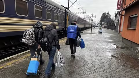 На вокзалі у Мукачеві зустріли родину переселенців з Краматорська