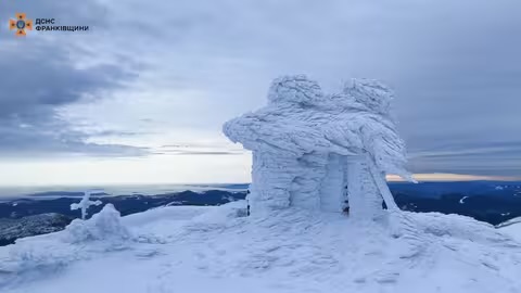 Зимова казка на Піп Івані: будівлі на високогірʼї вкрилися кригою