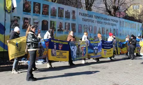 У Рахові відбулася мирна акція на підтримку родин військовополонених та зниклих безвісти