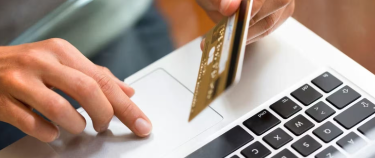 На Мукачівщині жінка, прикриваючись допомогою, оформила на матір близько 20 кредитів