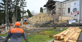 В Румунії раптово обвалилася вежа реформатської церкви XV століття, постраждали лише автівки