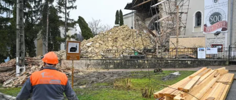 В Румунії раптово обвалилася вежа реформатської церкви XV століття, постраждали лише автівки