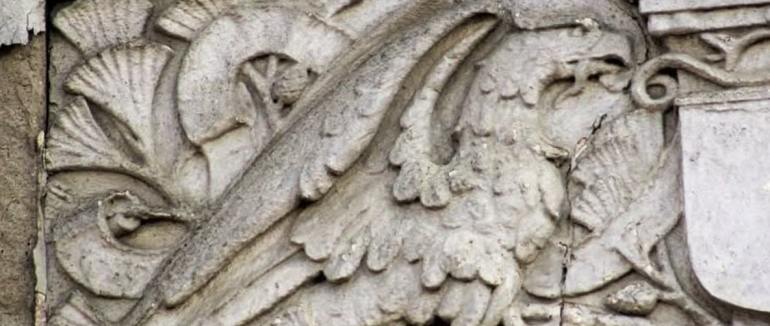 У центрі Мукачева на старовинному фасаді збереглися грифони