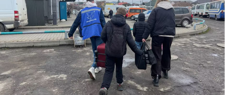 У Мукачеві зустріли родину з прифронтової Запорізької області