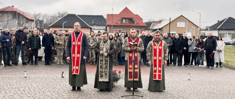 Вшанували Героїв: у Мукачеві відбувся меморіальний мітинг до Національного дня молитви