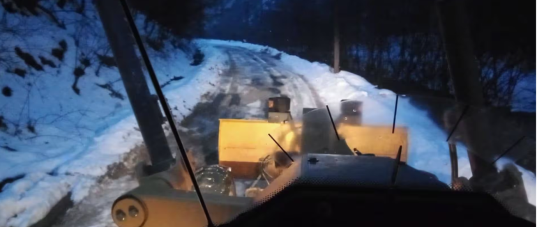 Дорожники Закарпаття ліквідовують ожеледицю та наслідки снігопадів на місцевих автошляхах