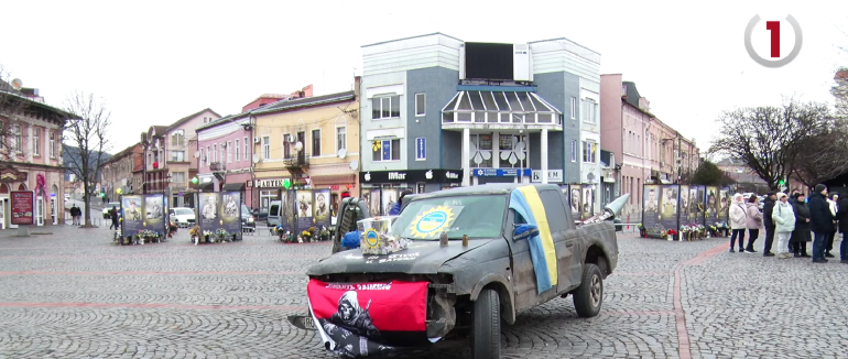 Пікап з передової у центрі Мукачева: волонтери збирають на нове авто для військових (ВІДЕО)