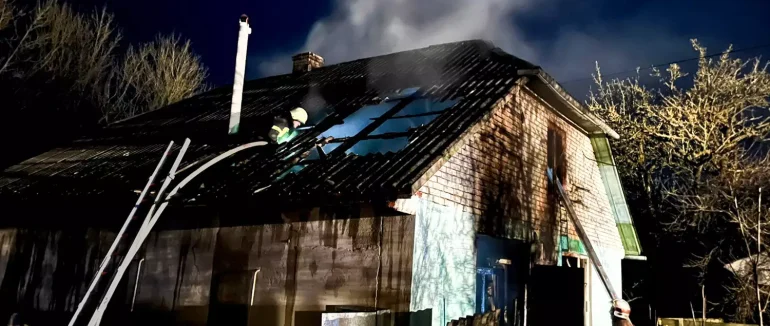 Вогнеборці ліквідували пожежу в житловому будинку та запобігли знищенню сусіднього