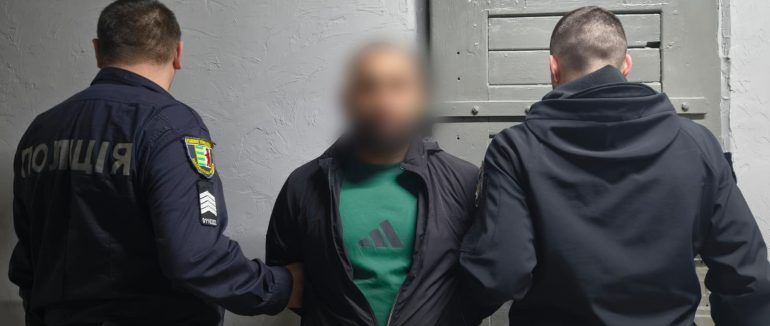 Побив відвідувача та пошкодив майно ресторану: в Перечині поліцейські затримали 30-річного хулігана