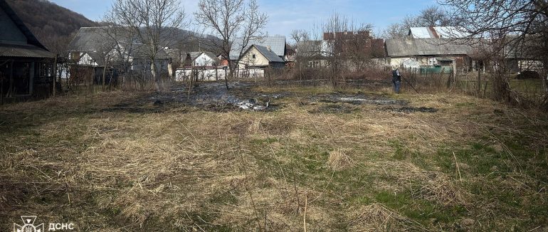 На Тячівщині за підпал сухої трави біля будинків жінці загрожує до 6 тис. грн штрафу