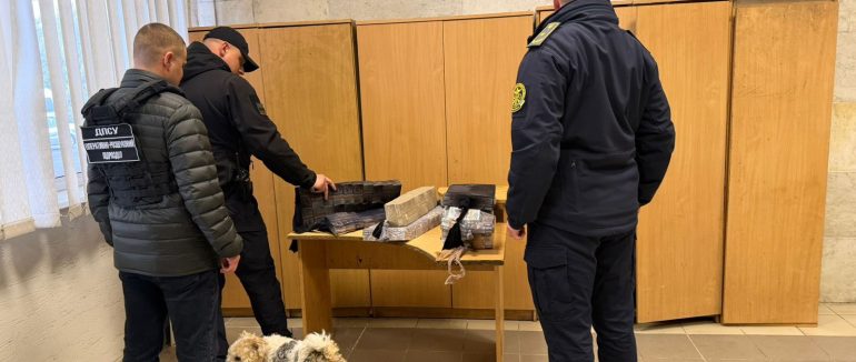 Троє закарпаток «утеплилися» сигаретами: під одягом сховали майже 500 пачок