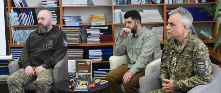 В Ужгороді презентували історичні видання до річниці Проголошення Карпатської України та відкрили фотовиставку про війну