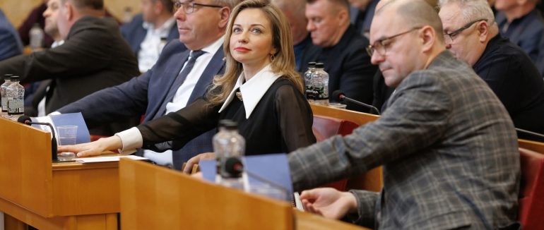 Закарпатська облрада ухвалила кадрові рішення: призначення ректорки та продовження контрактів керівників