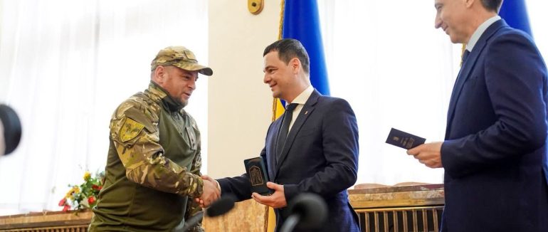 І до позитиву: Бійця стрілецького батальйону поліції на Закарпатті відзначили нагородою «Честь і доблесть»