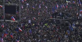 У Празі ще досі проходить масовий мітинг проти уряду: зібралися близько 150 тисяч людей