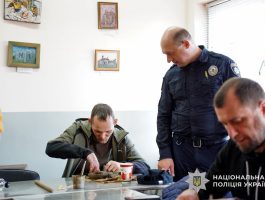 Відновлення внутрішнього балансу: поліцейські Закарпаття провели сеанс глинотерапії для ветеранів