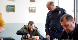 Відновлення внутрішнього балансу: поліцейські Закарпаття провели сеанс глинотерапії для ветеранів