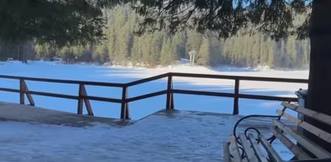 На Синевирі досі зима – озеро вкрите снігом